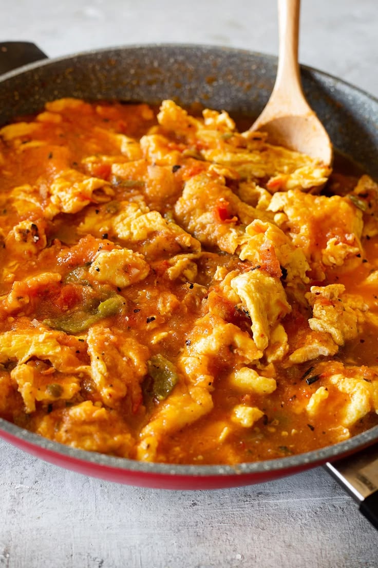 Huevos en salsa roja